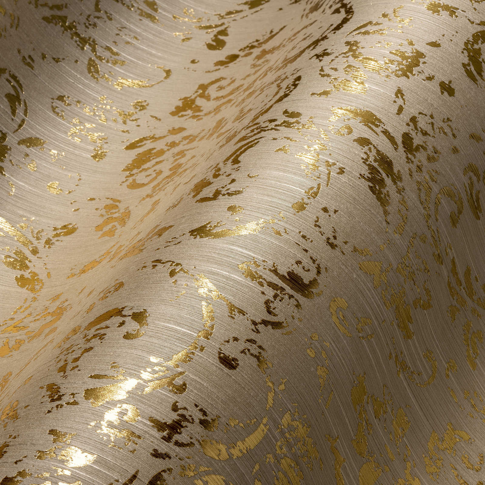 Ornamenttapete im Used-Look mit Metallic-Effekt – Beige, Gold
