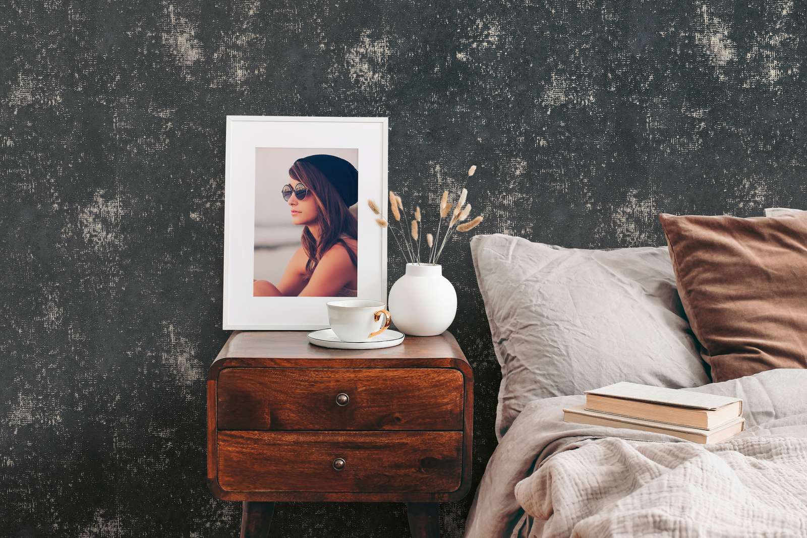             Schwarze Tapete rustikale Strukturoptik mit Metallic Effekt
        