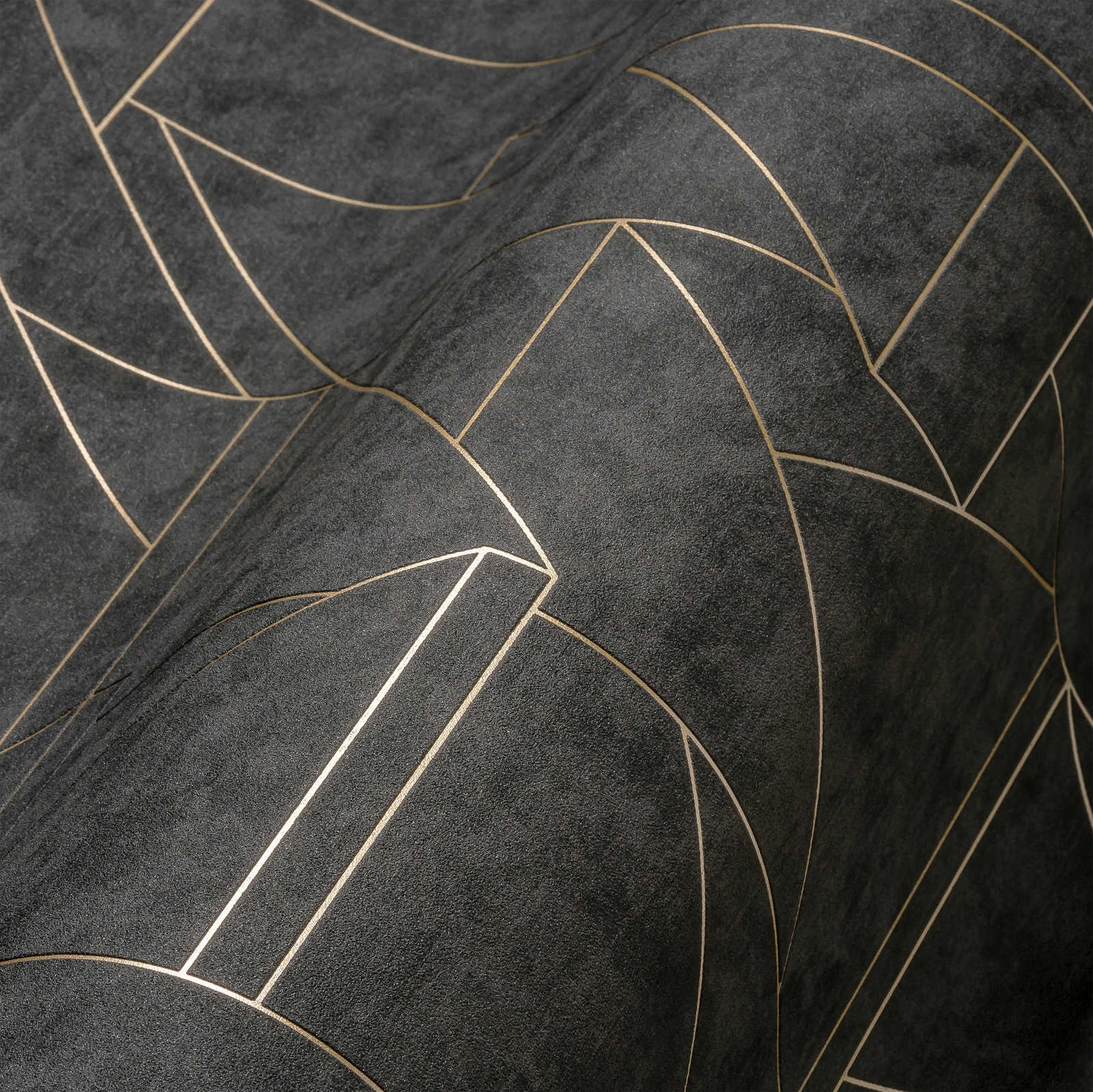             Vliestapete mit dezentem Linienmuster – Schwarz, Gold
        