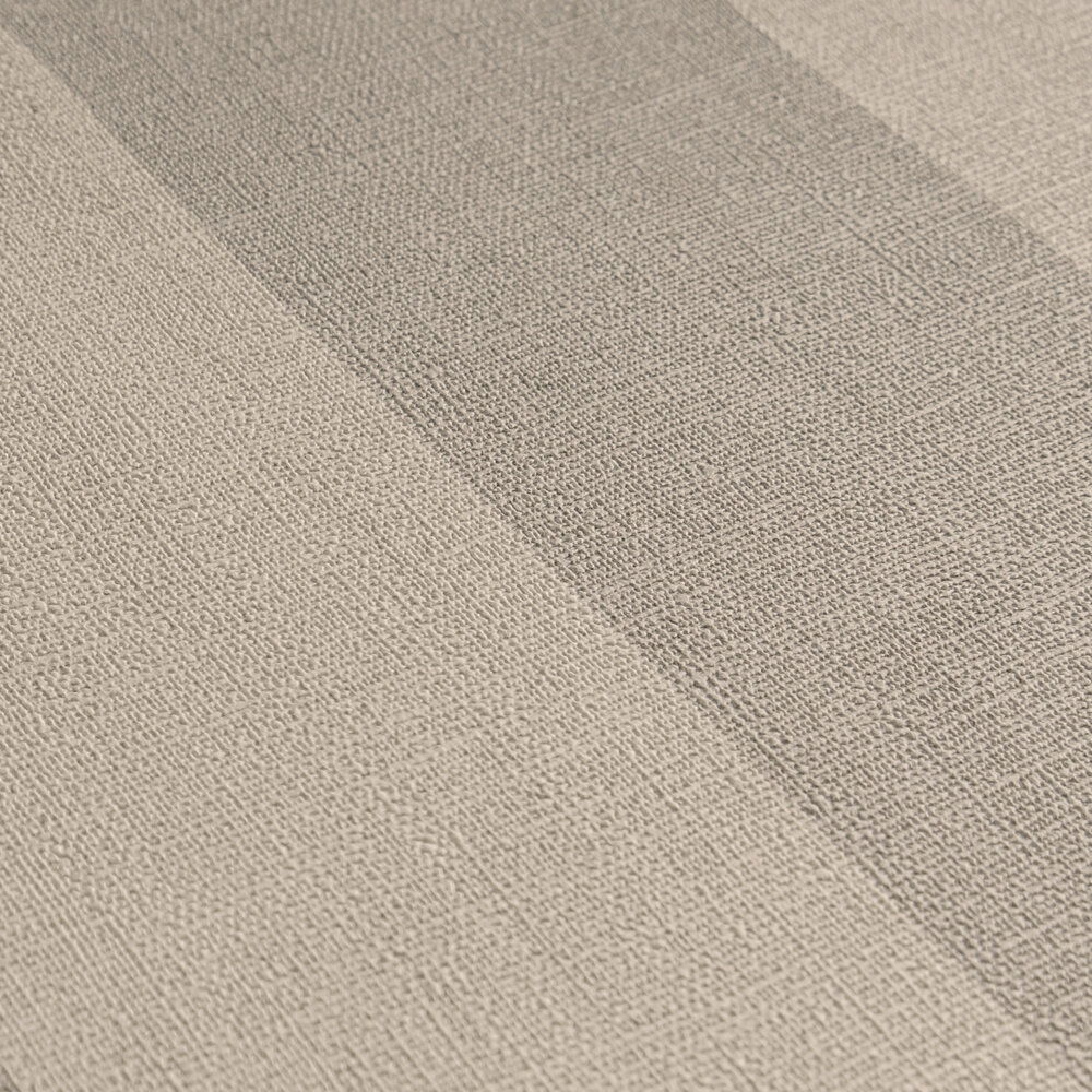             Dezente Vliestapete mit klassischem Streifenmuster und feiner Struktur – Creme, Braun
        