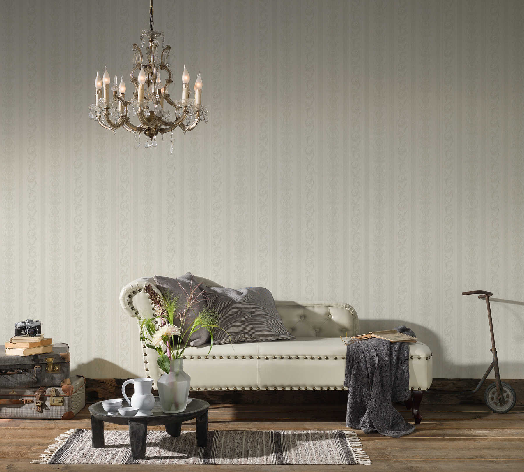 Tapete opulentes Streifen Design mit Ornamenten – Creme, Grau