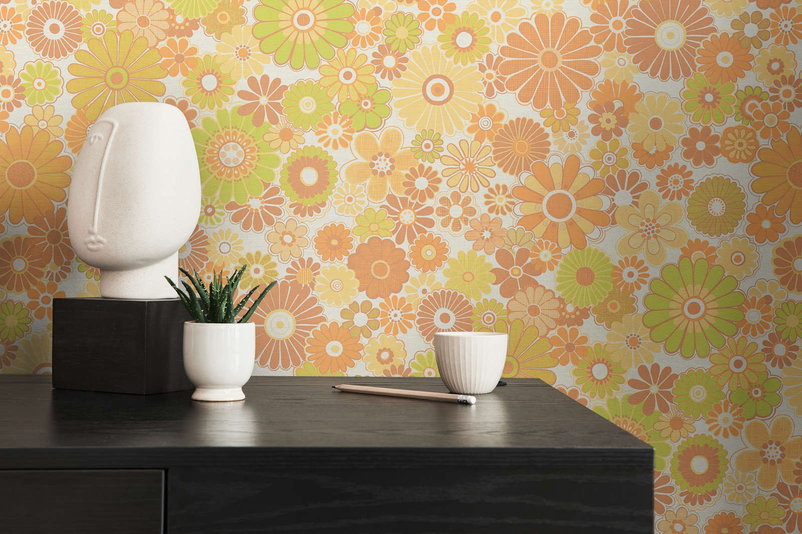             Florale Retro Tapete mit leichter Struktur – Gelb, Grün, Braun
        