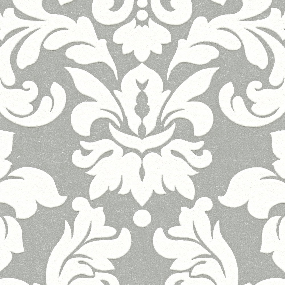             Silberne Tapete mit weißem Ornament Design
        