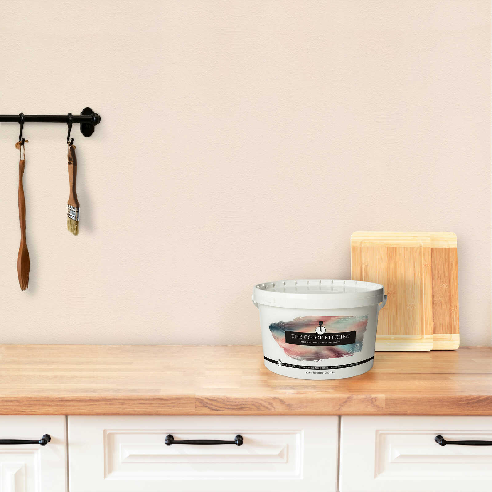 Eimer, Wandfarbe, Küchenutensilien, Holzunterlage, Pinsel-Set