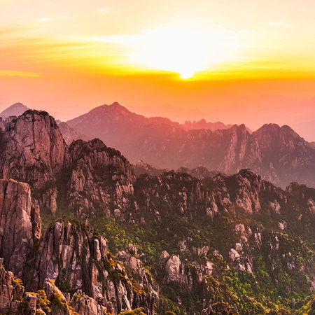         Fototapete Berge Sonnenaufgang & Nebel Details
    