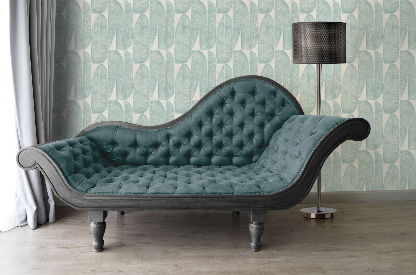             Leicht strukturierte Tapete mit geometrischem Blattmuster – Grau, Blau, Türkis
        