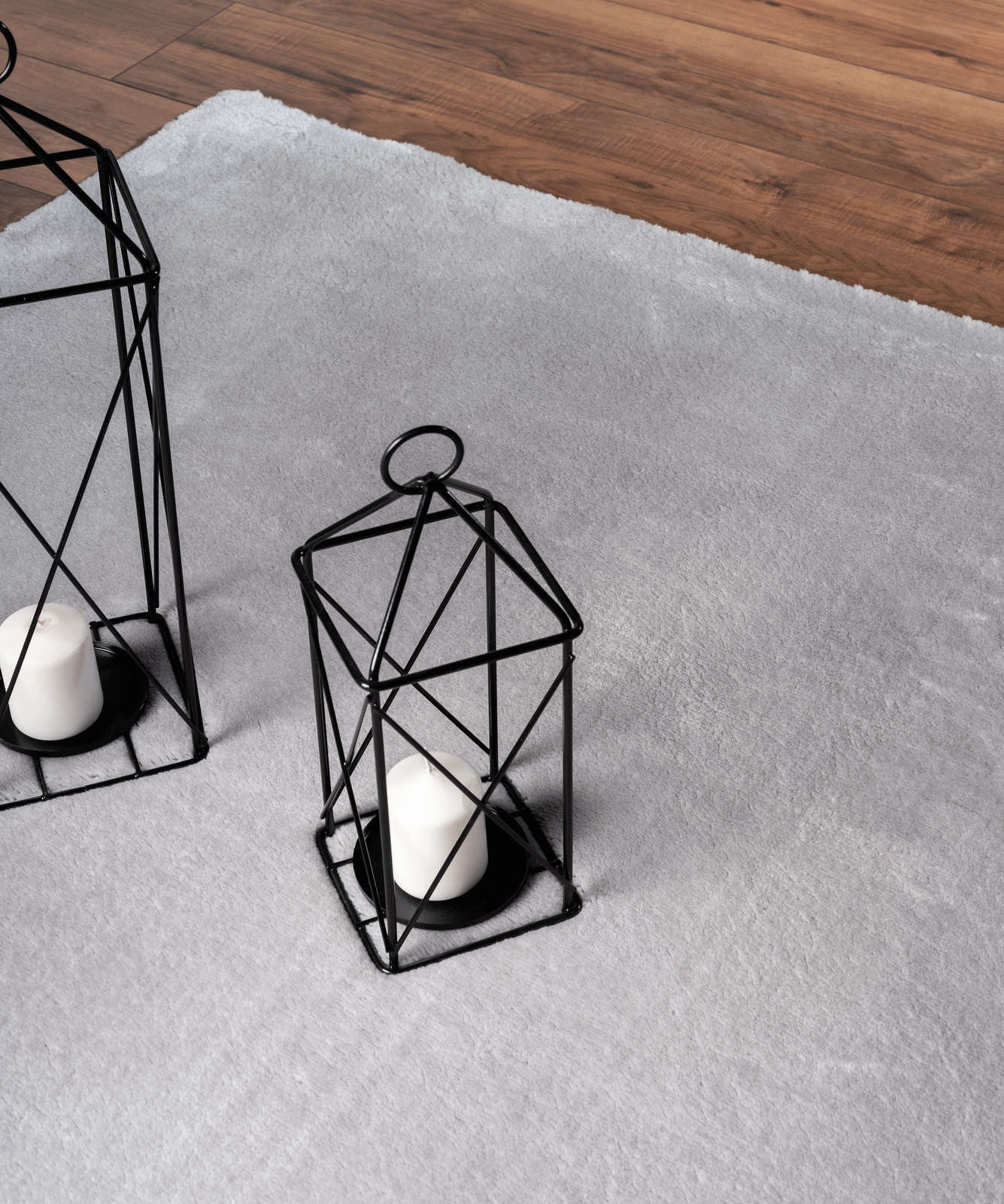             Feiner Hochflor Teppich in Grau – 150 x 80 cm
        