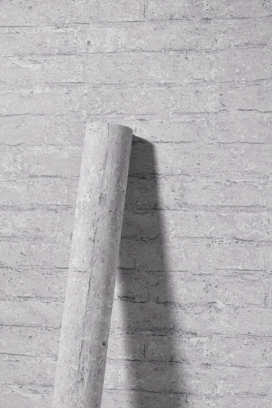             Helle Vliestapete in dezenter Backsteinoptik – hellgrau
        