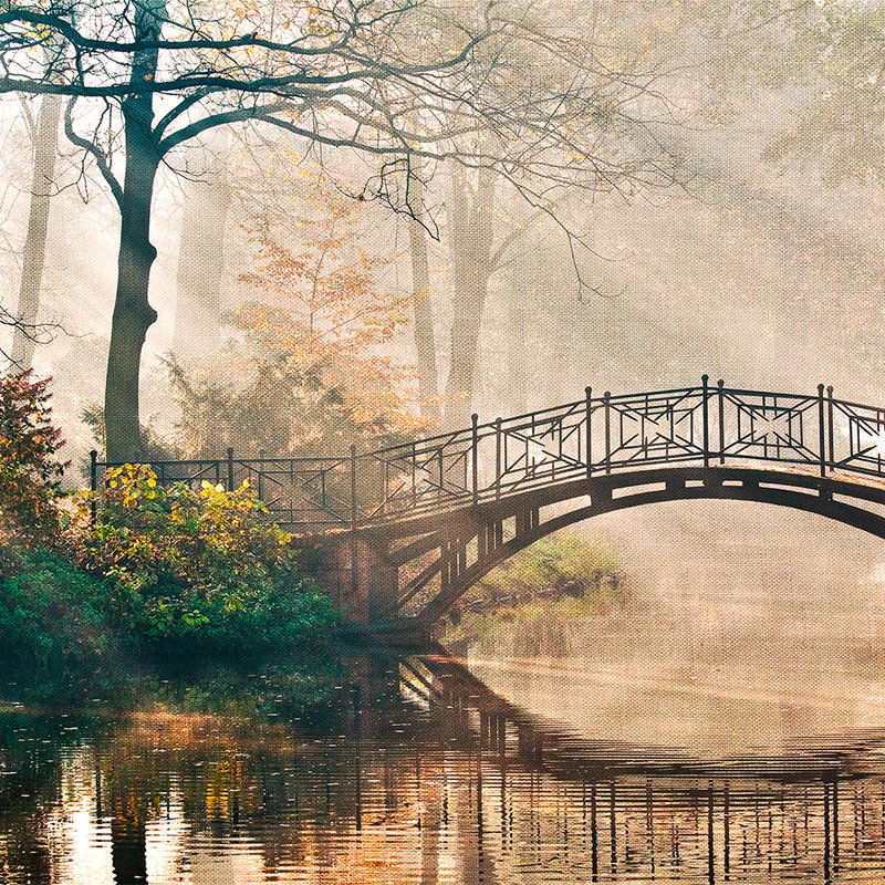         Brücke über einen Fluss im Laubwald – Braun, Grün
    