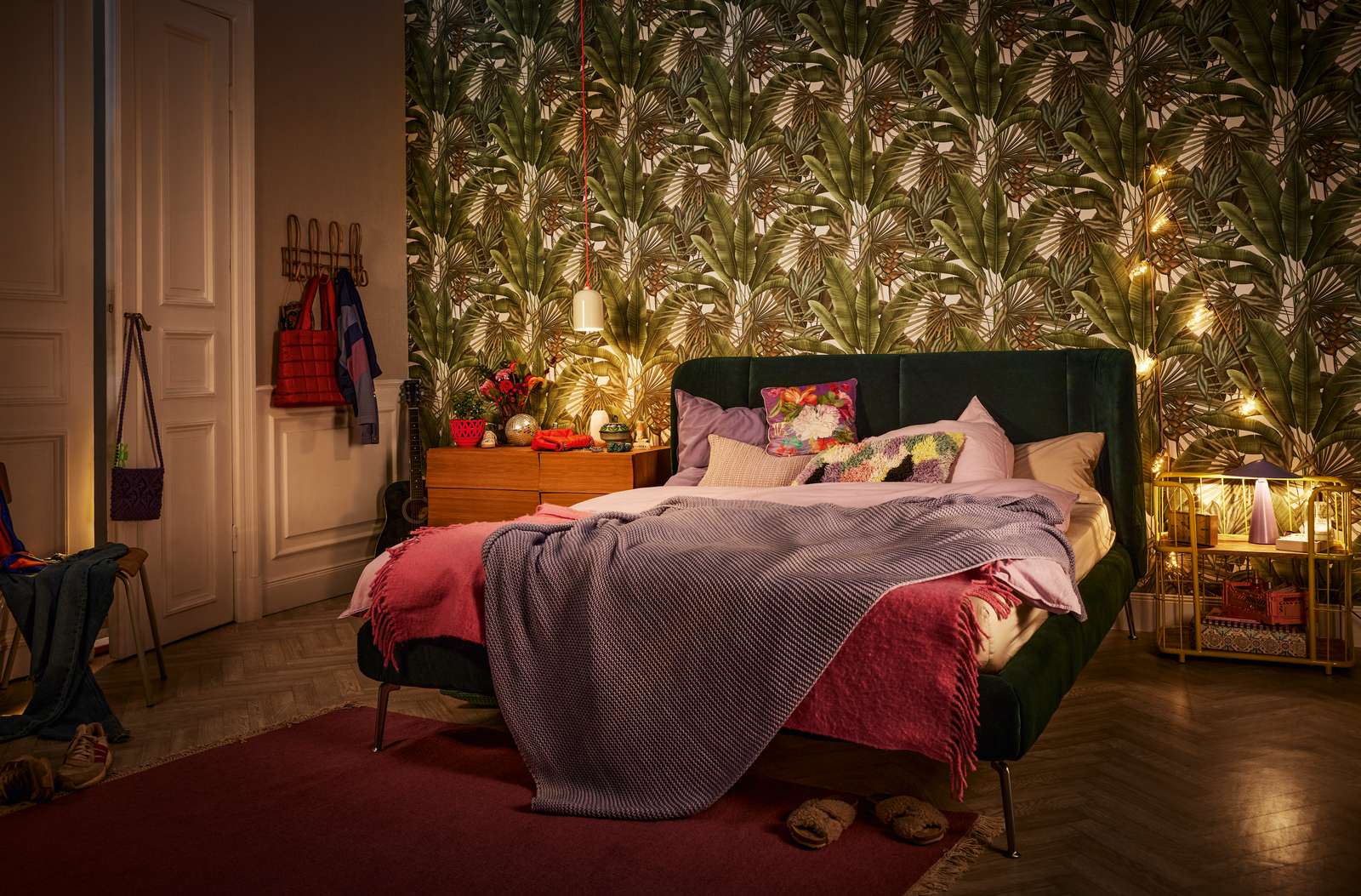             Florale Dschungeltapete leicht strukturiert mit großen Blättern – Grün, Weiß, Beige
        