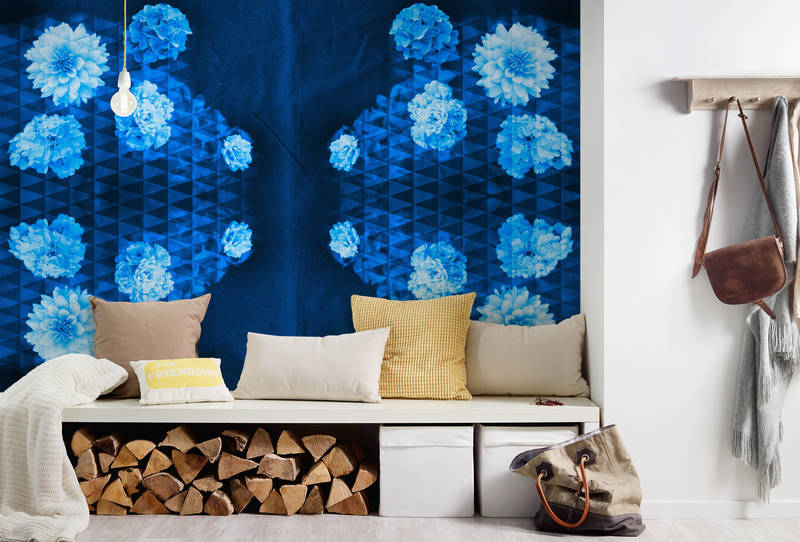             Florale Fototapete – Vliestapete mit kunstvoll angeordneten Blütenmustern – Blau, Schwarz
        