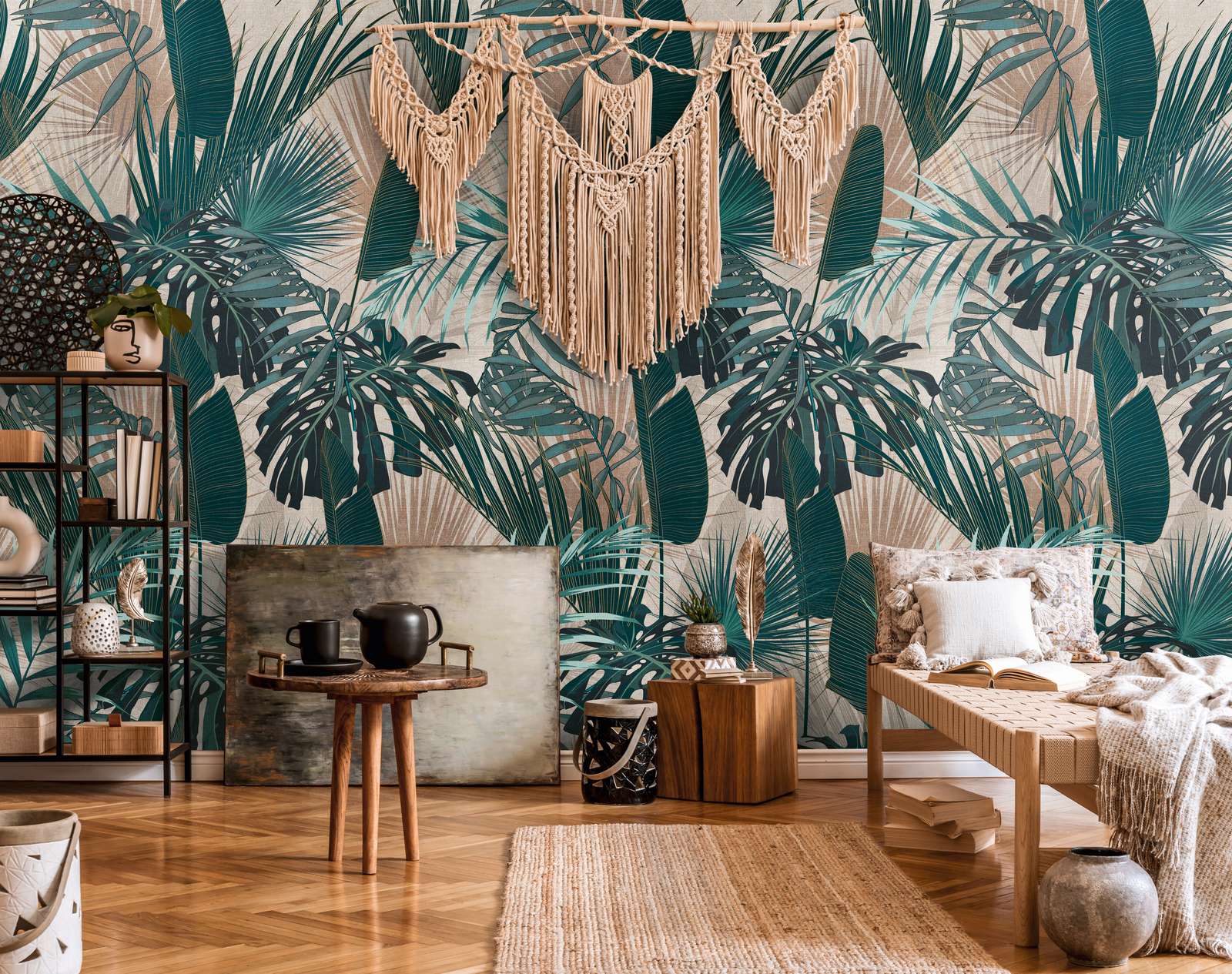 tropisch-wallpaper, tapezierter-raum, macrame-deko, pflanzenmuster, holzmoebel