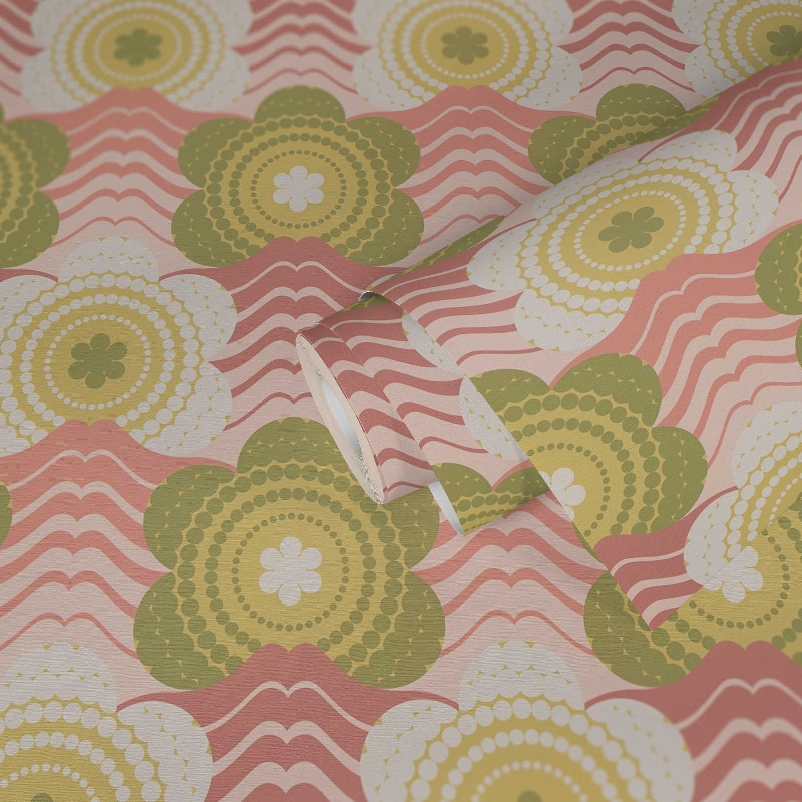             Wellen und Blumen Muster im Retro Stil auf leicht strukturierter Tapete – Rosa, Grün, Creme
        