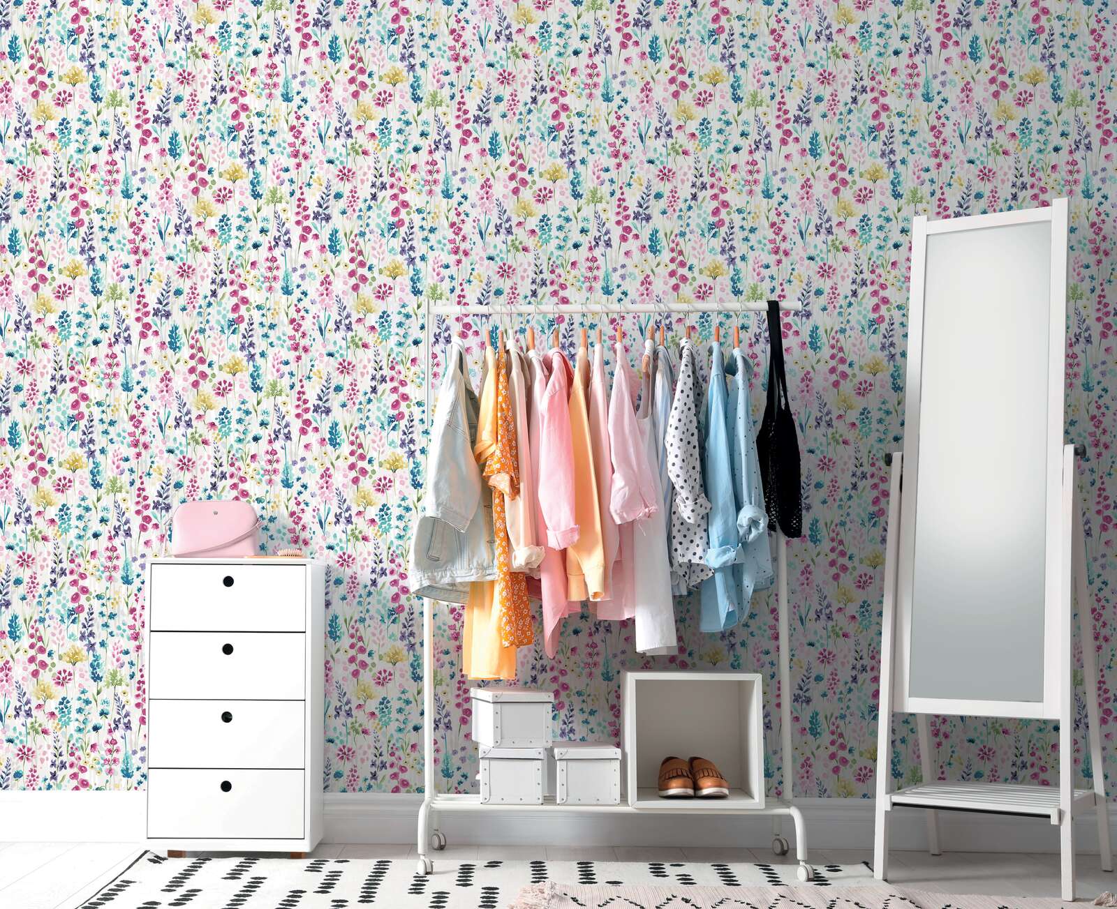 Bunte Blütenwiese-Tapete im Aquarelldesign – Bunt, Weiß, Pink