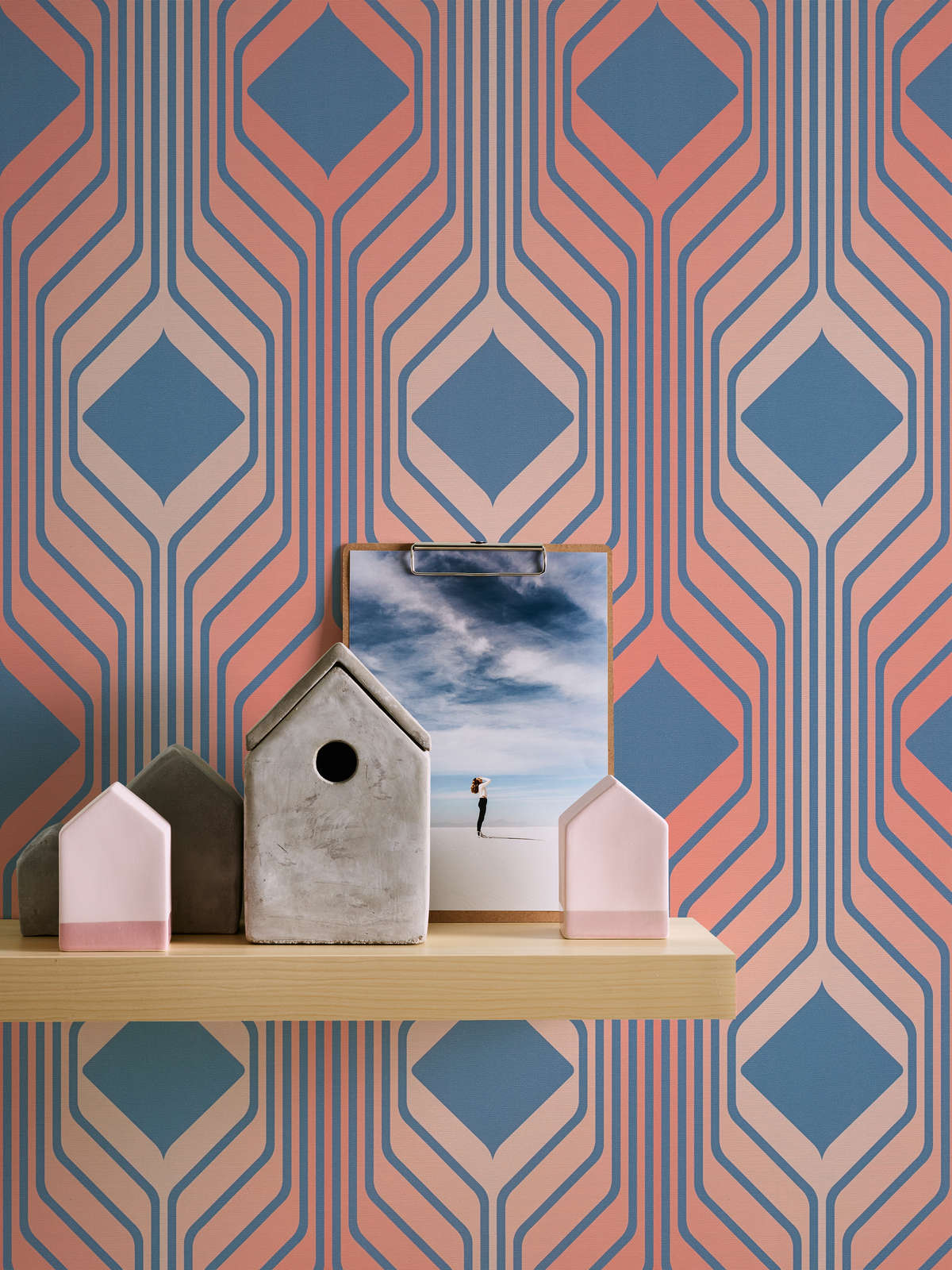             Abstraktes Rauten Muster im Retro Stil – Blau, Rot, Rosa
        