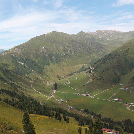 Berglandschaft, Wiesen, Wald, Dorf, Wanderweg