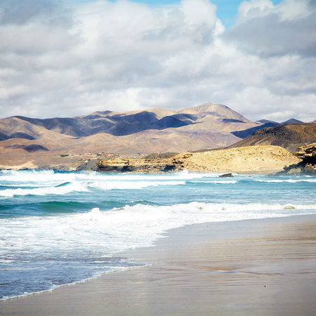         Fototapete Strandblick mit Gebirge im Hintergrund
    