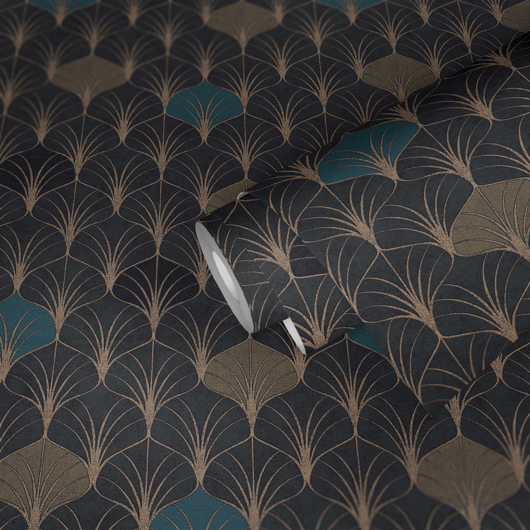             Mustertapete Art-Deco-Stil mit Metallic Effekt – Gold, Schwarz, Blau
        