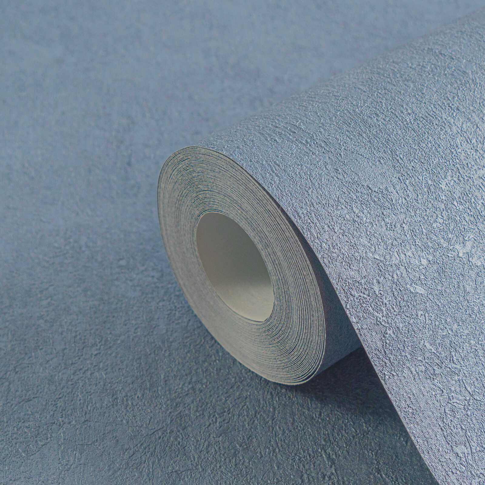         Harmonische Vliestapete mit sanfter, texturierter Oberfläche und Betonoptik, leicht glänzend – Blau
    