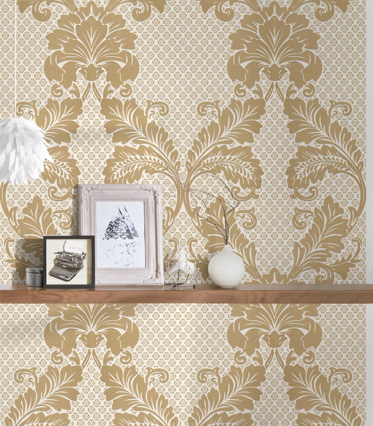 Ornament-Tapete mit samtweichem Flock und schimmernder Goldoptik – Creme, Gold