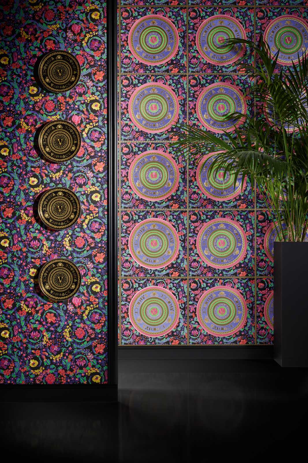             Florale VERSACE Tapete Ornamente in Neonfarben – Bunt
        