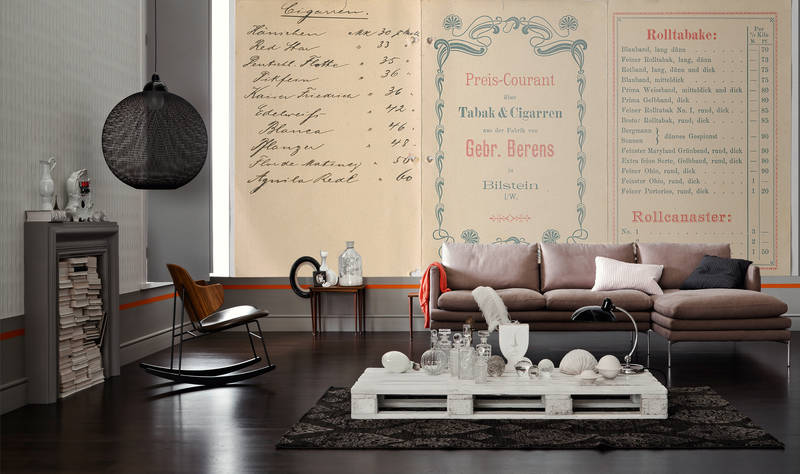             Vliestapete im Vintage Flair – Fototapete mit Tabak-Karte im Retro Design – Beige, Rot, Grün
        