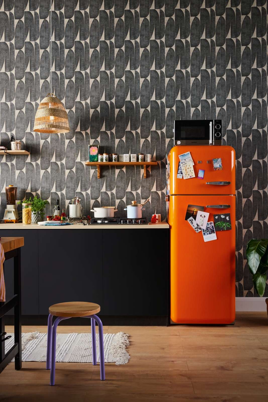             Vliestapete mit geometrischer Bemusterung in Blatt Optik – Beige, Schwarz
        