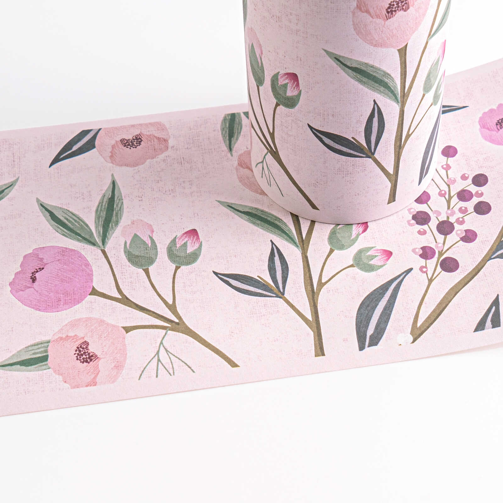             Kinderzimmer Bordüre mit Vogel- und Blumenmotiven – Farbenfrohe Blütenpracht für naturnahe Raumgestaltung – Bunt, Grün, Rosa
        