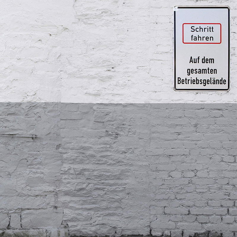         Industriegelände Vliestapete – Fototapete in 3D Optik mit Fabrikwand – Grau, Weiß
    