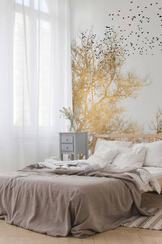             Fototapete mit goldenen Bäumen und Vogelschwarm
        