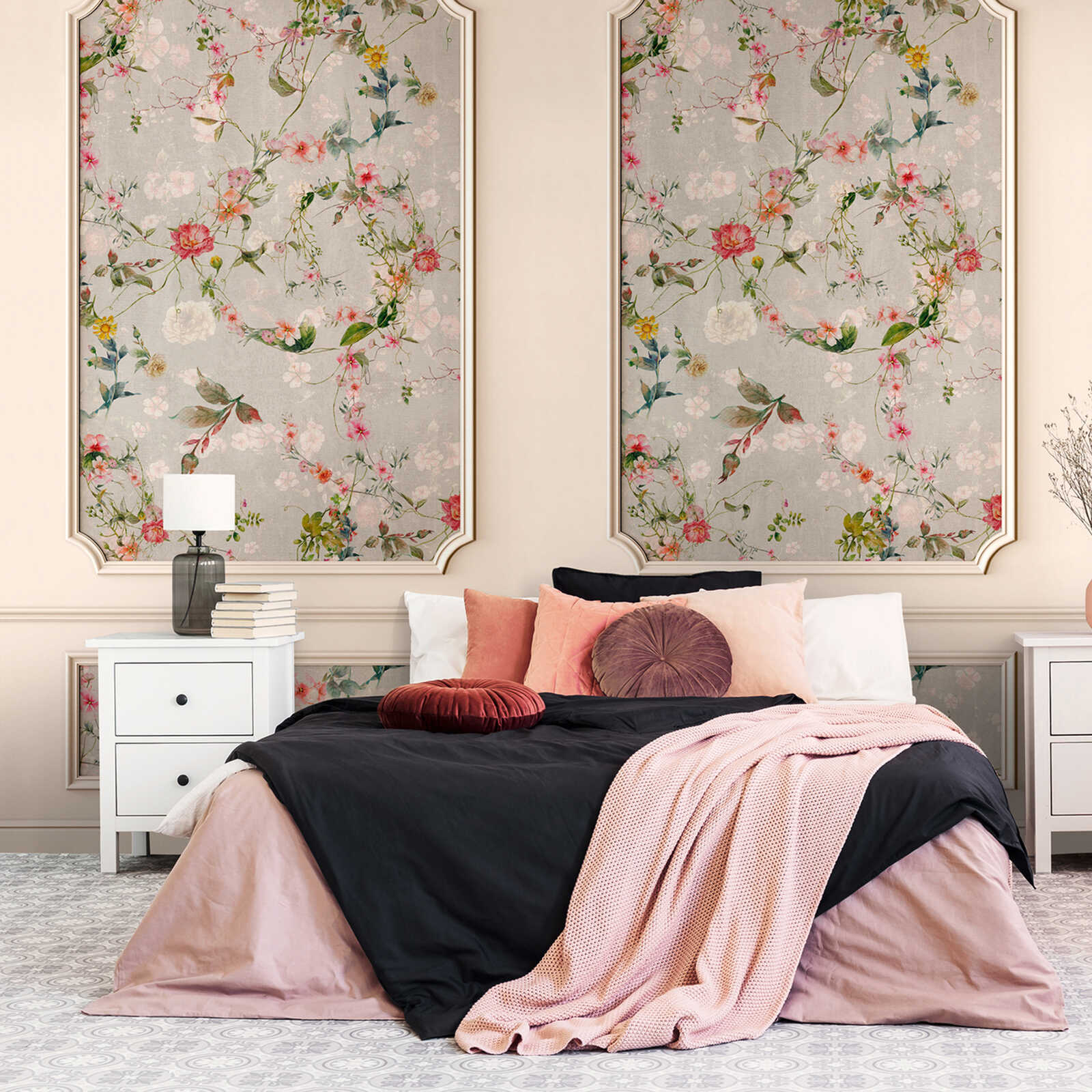             Elegante Vliestapete mit Wandkassettierung und buntem Blumenmotiv im Hintergrund – Beige, Grau, Bunt
        