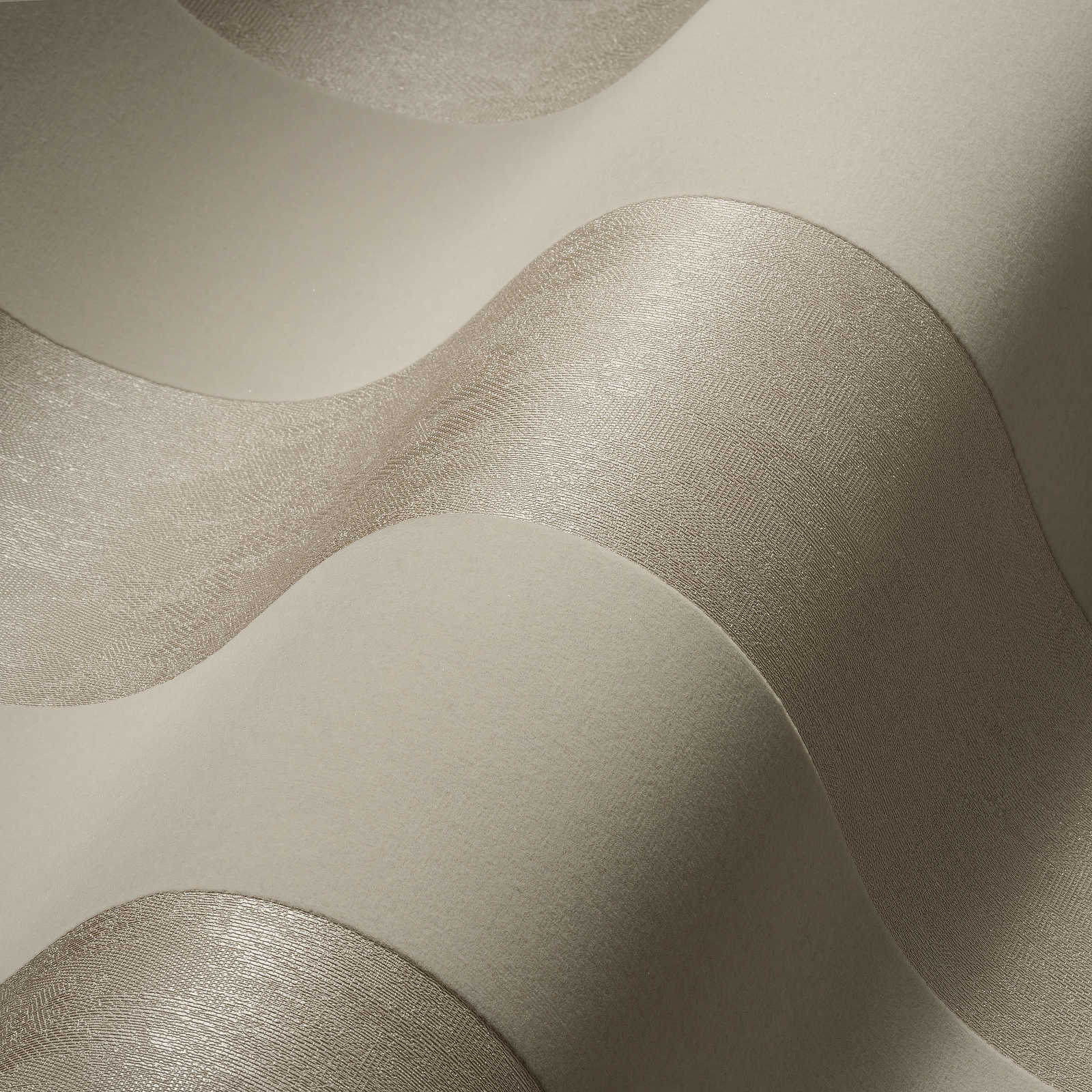             Elegante Vliestapete mit samtigen Blockstreifen auf glänzendem Kompaktvinyl – Creme, Metallic
        