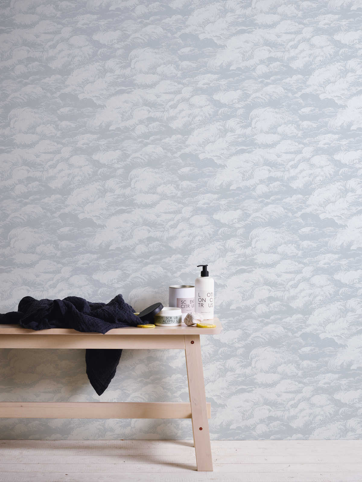             Vliestapete Hellgrau Wolkenmotiv im Vintage Stil – Grau, Weiß
        