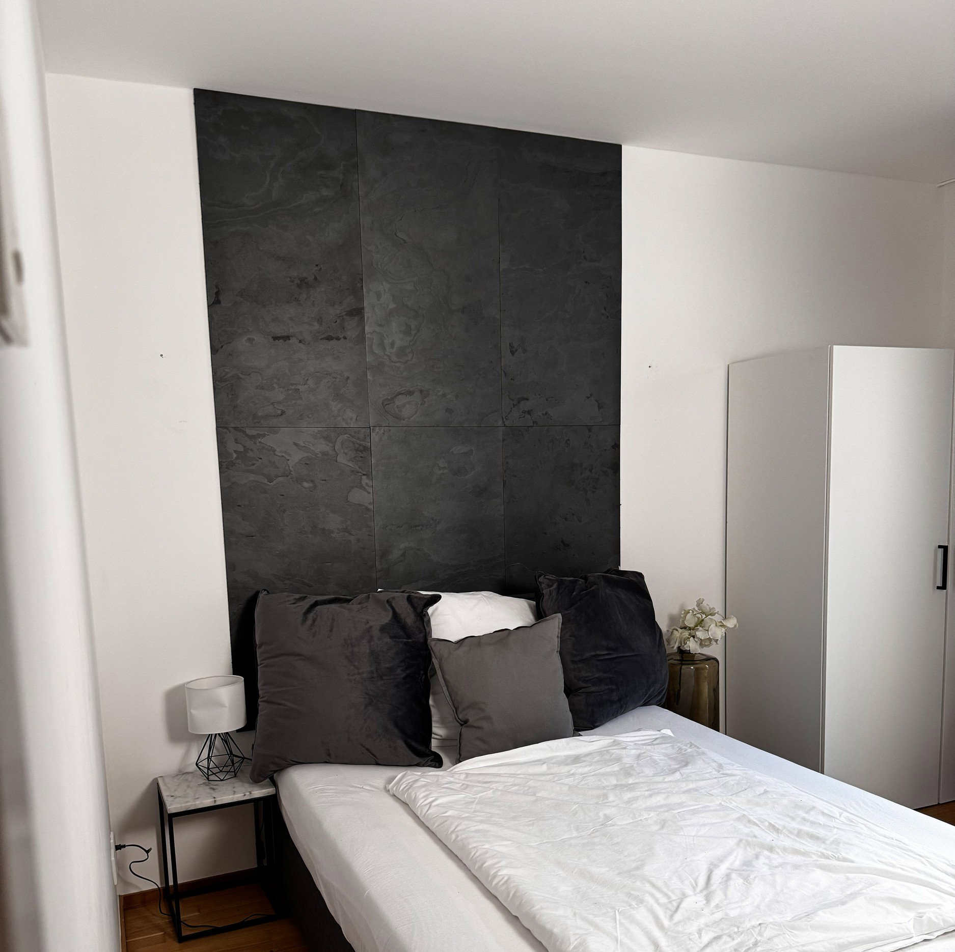 bett, kopfteil, bettwäsche, kissen, schwarz-grau