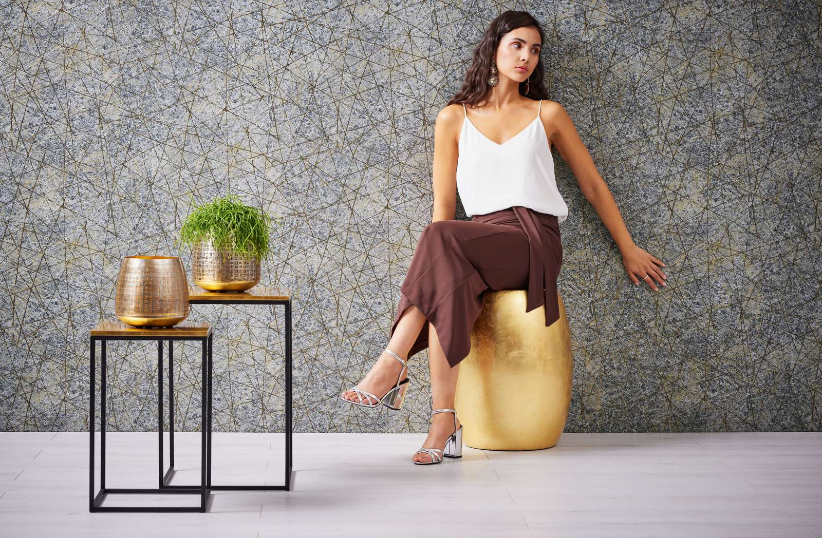             Vliestapete mit abstrakten Grafikmuster – Schwarz, Gold, Silber
        