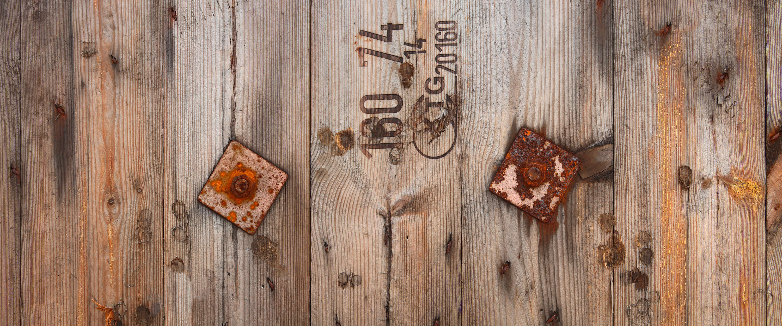 Holzbohlen, rostige Metallplatten, Rost, Holzoberfläche, Gepunktete Deckplatten