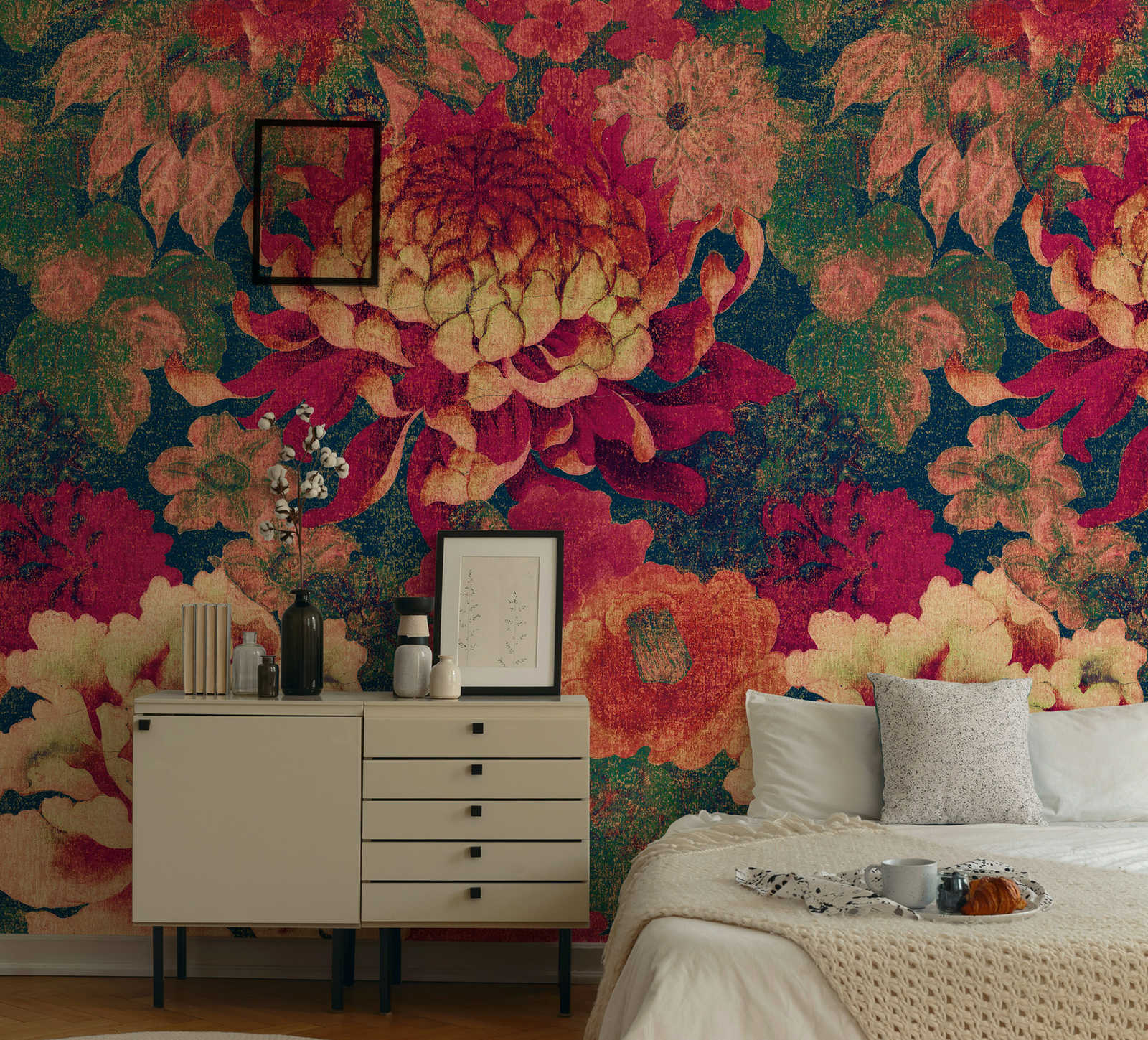 Blumentapete mit verschiedenen Blüten Vintage-Stil – Rot, Grün