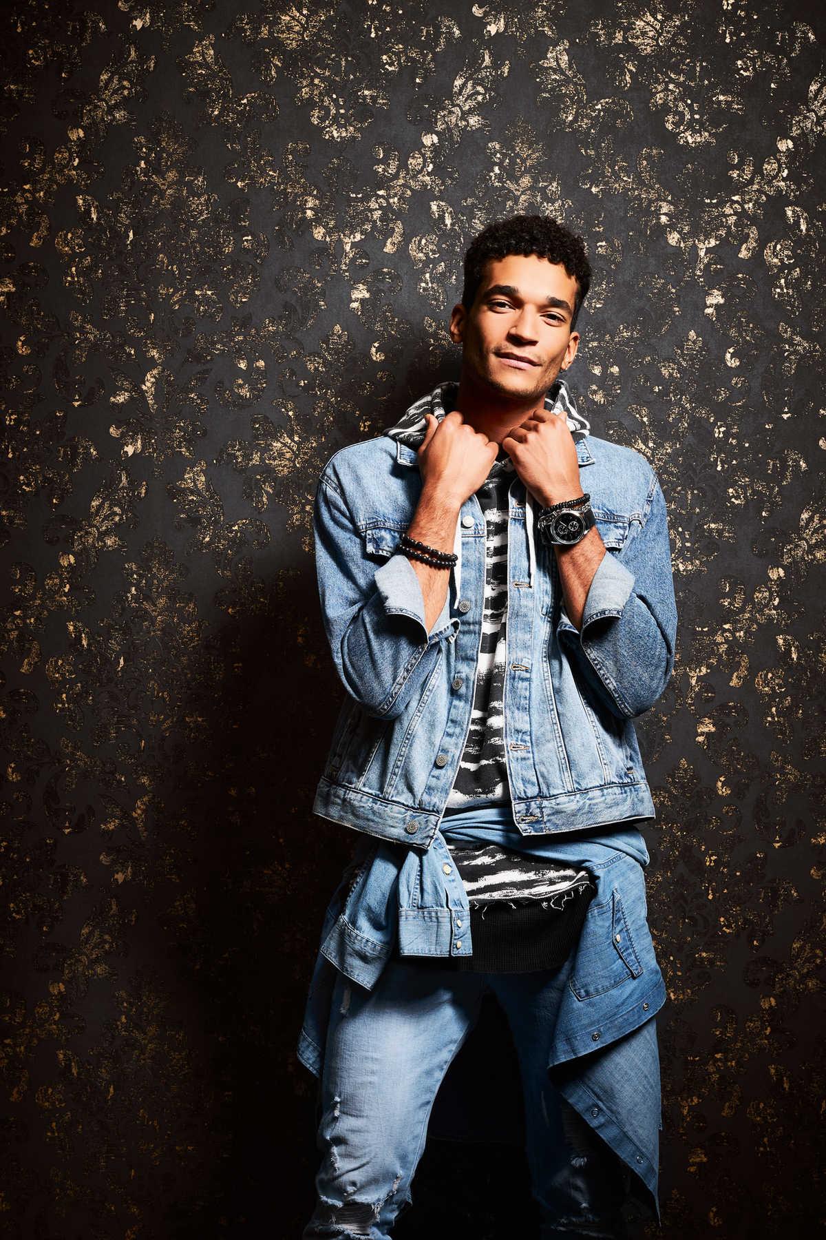             Barock-Tapete Ornamente im Used Look – Schwarz, Gold
        