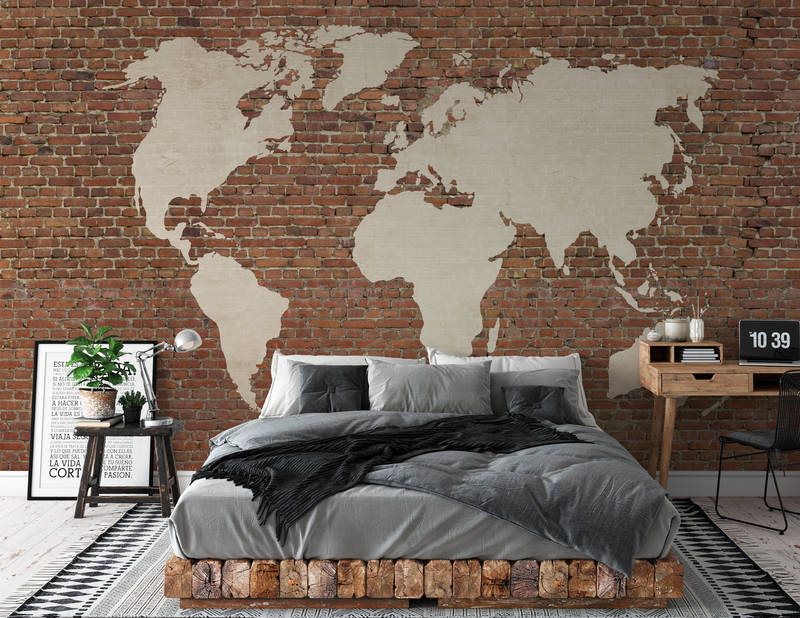 Fototapete Steinmauer &amp; Weltkarten Motiv – Braun, Creme