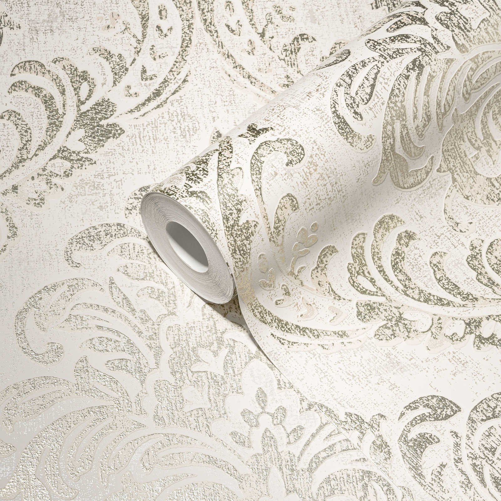             Barocktapete mit Ornament & Metallic-Look – Weiß, Silber, Gold
        