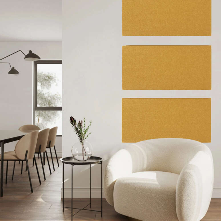 sofa, armchair, gelbe paneele, akzentwand, glasvase