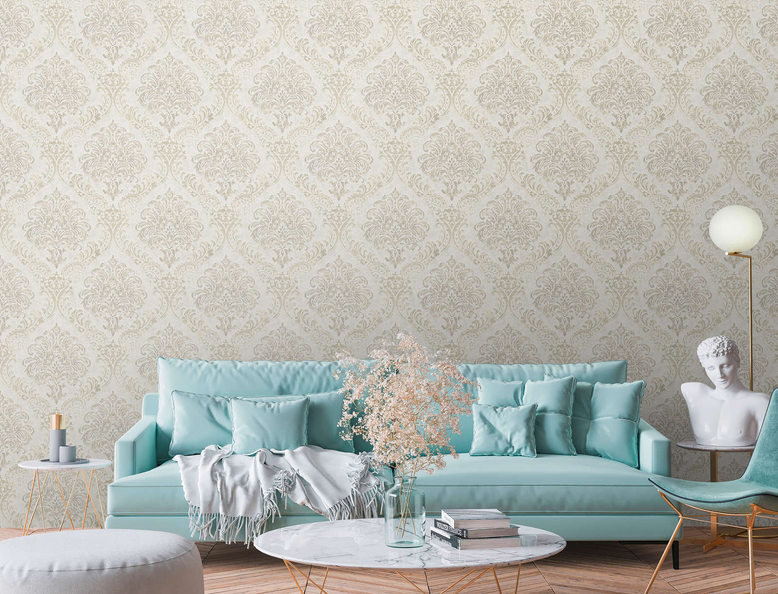             Barocktapete mit Ornament & Metallic-Look – Weiß, Silber, Gold
        