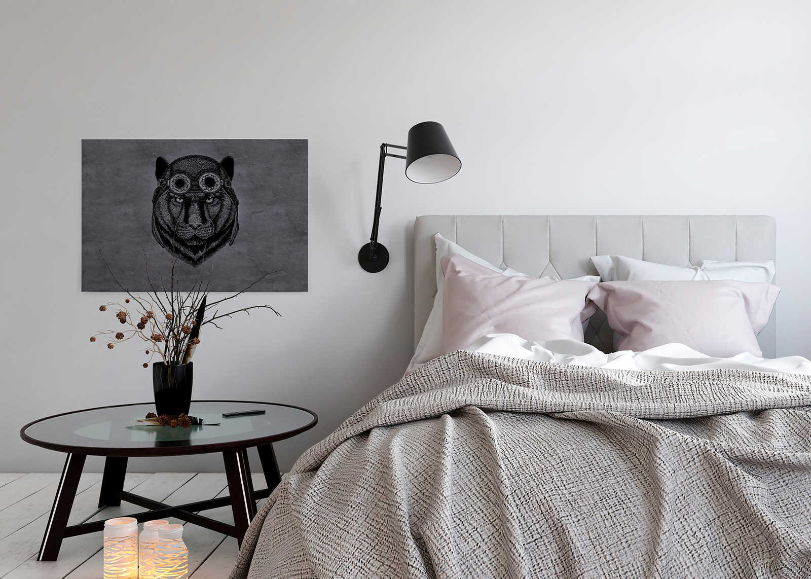             Schwarzes Leinwandbild Panter mit Fliegermütze – 0,90 m x 0,60 m
        