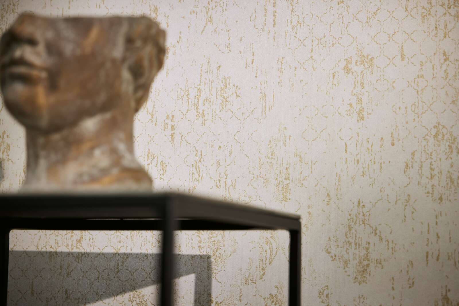 Dezente Vliestapete mit klassischem Ornamentmuster und schimmernden Akzenten, fein strukturiert – Creme, Gold, Metallic