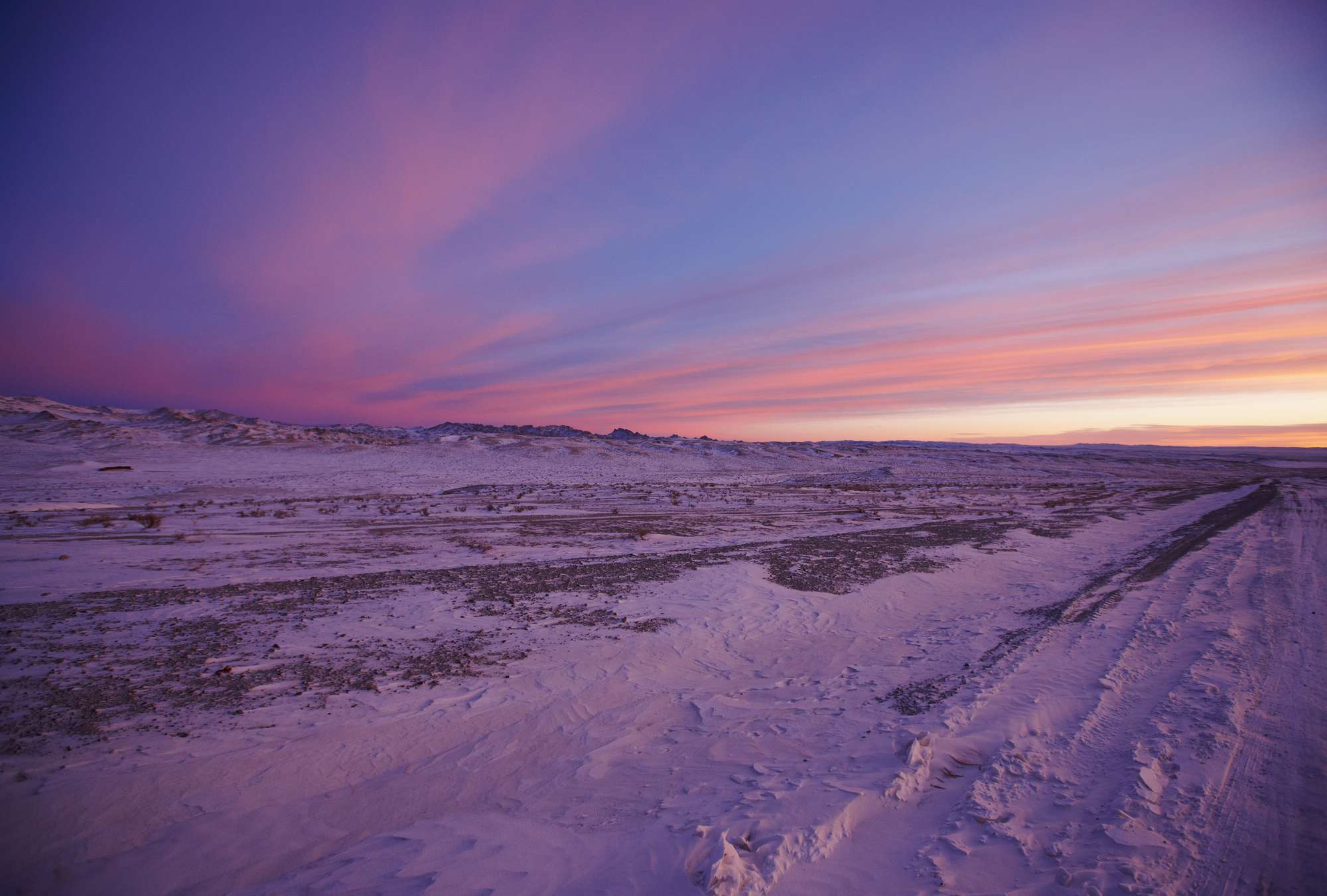             Fototapete Dämmerung mit violettem Himmel
        