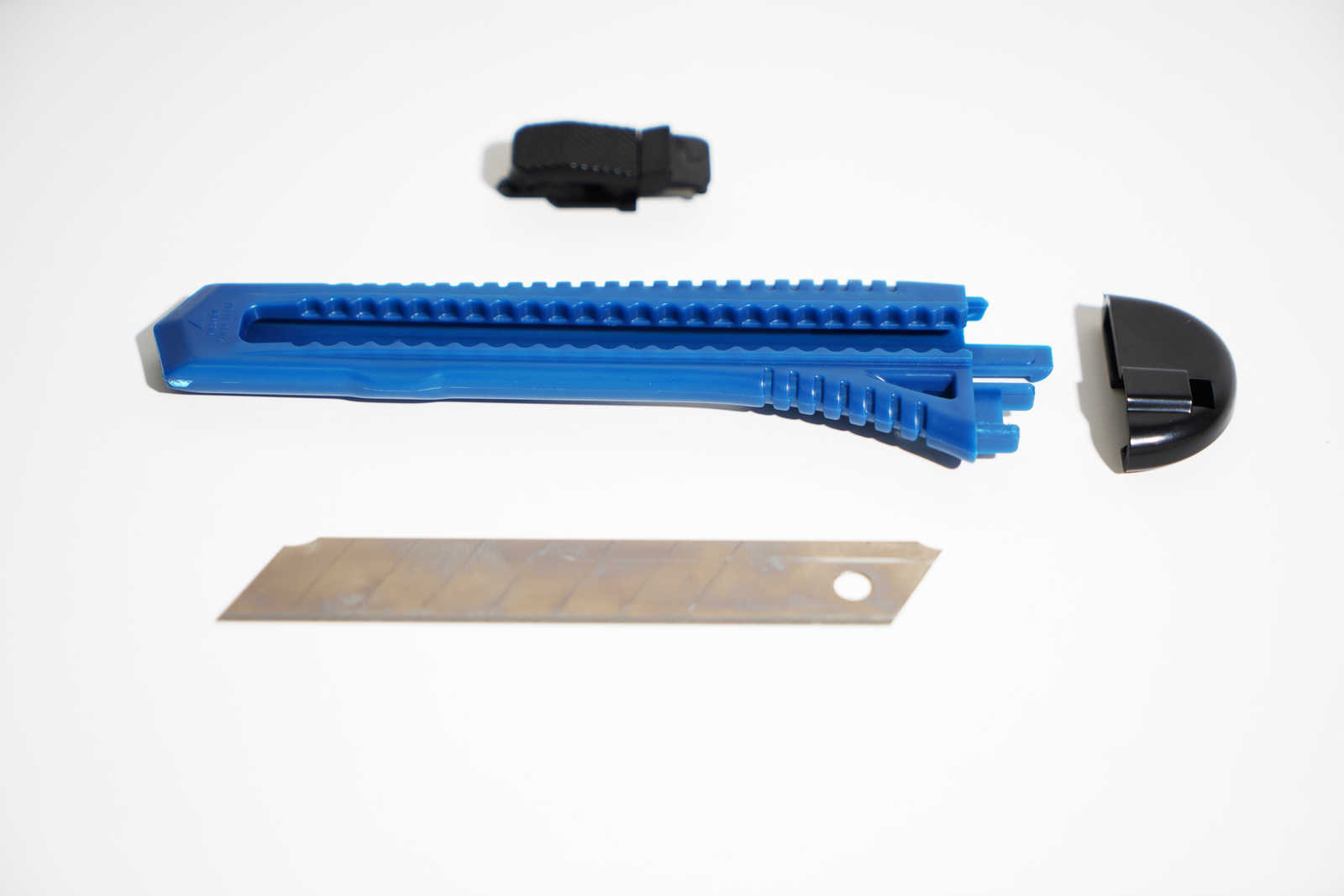             Universal cutter knife with 18mm blades
        