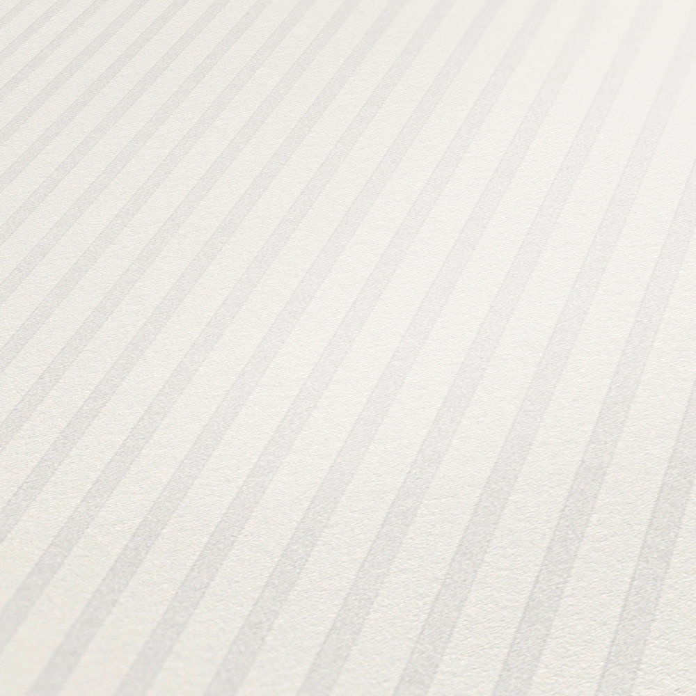             Schmal gestreifte Tapete in hellem Weiß – Weiß, Beige
        