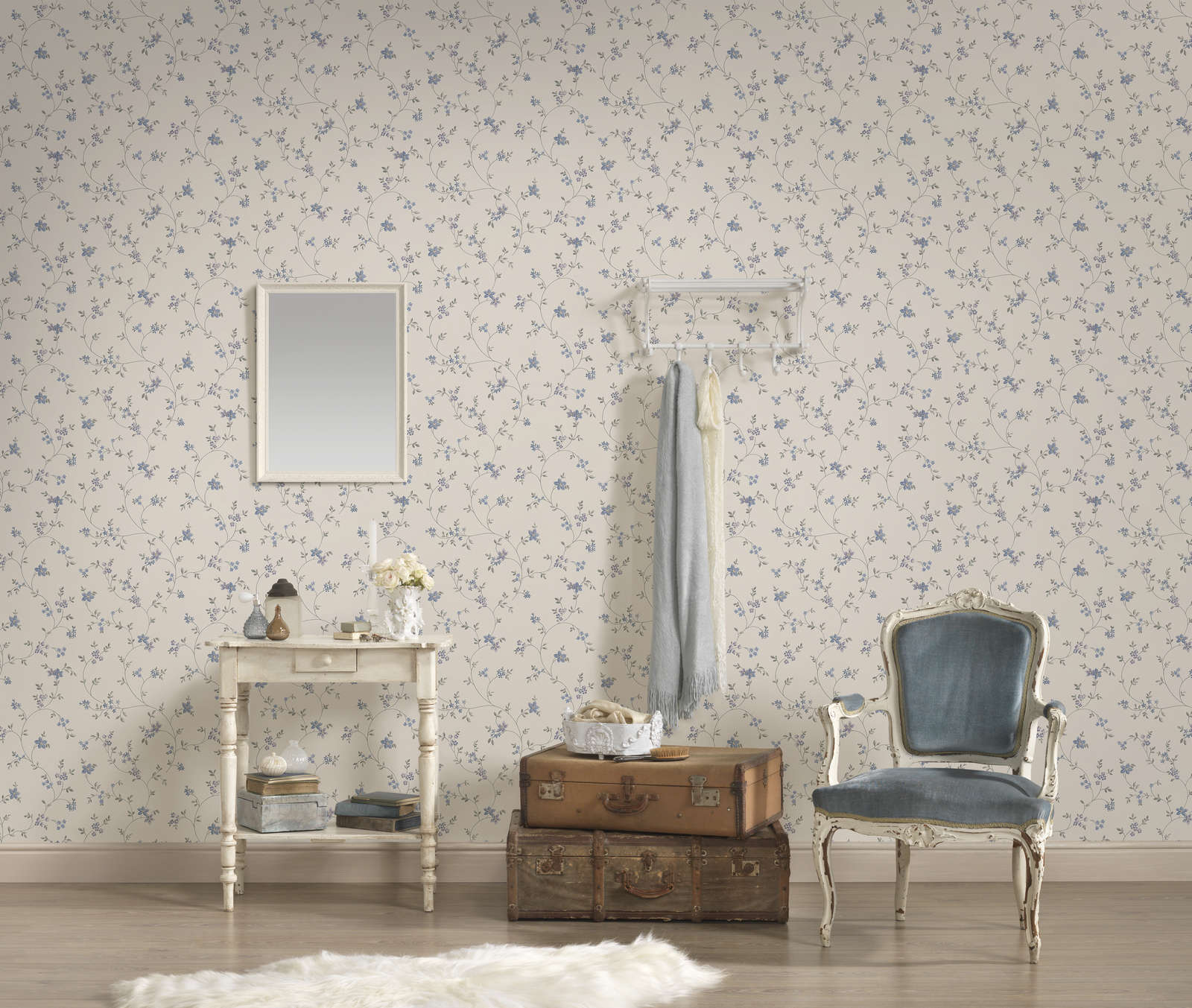             Vliestapete mit Blumenranken im Landhausstil – Creme, Grau, Blau
        