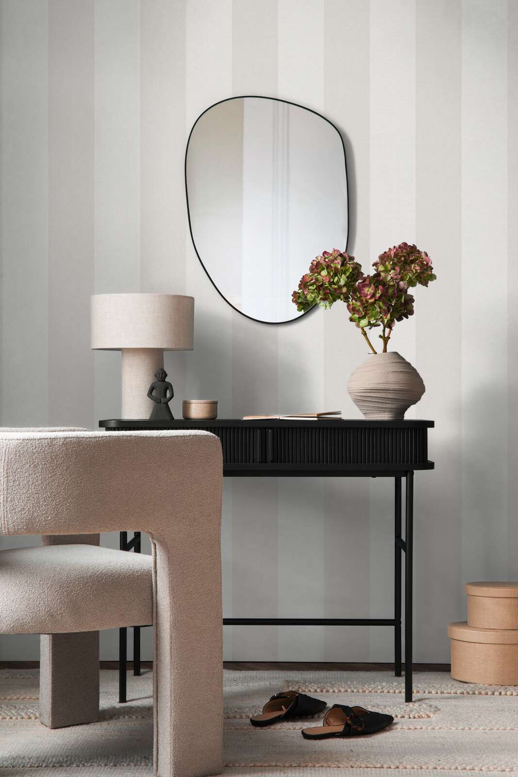 Strukturierte Vliestapete mit breiten Streifen – Creme, Beige