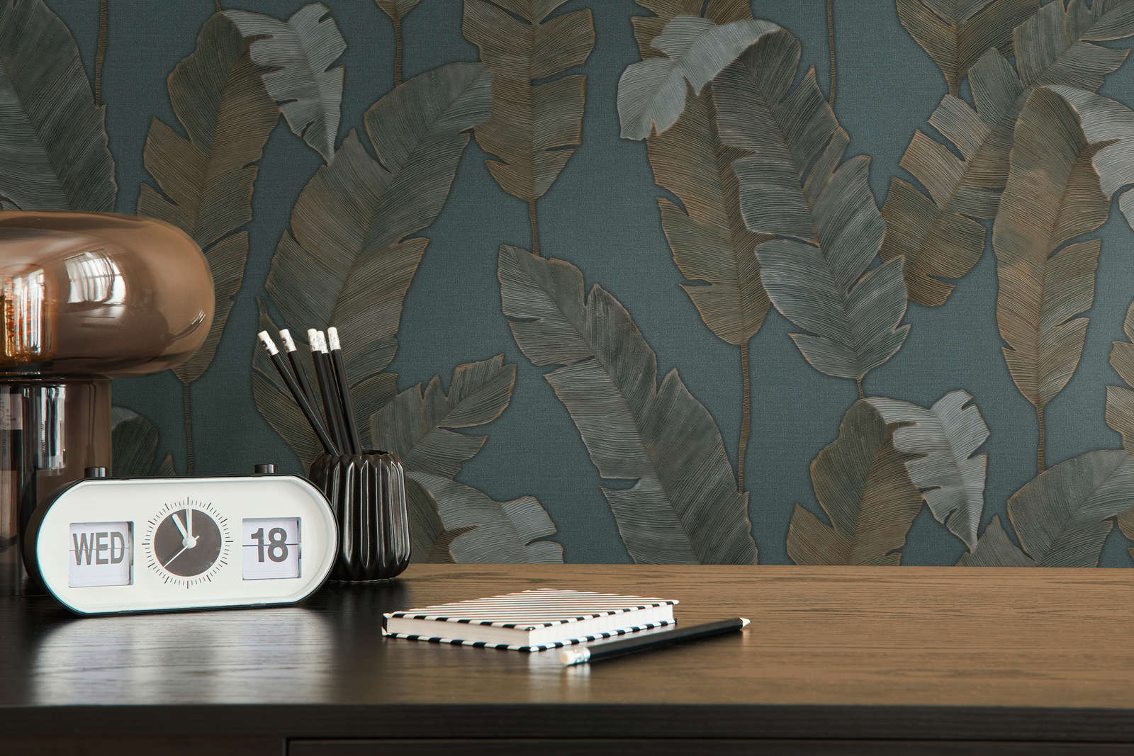             Vliestapete mit große Palmenblätter in dunkler Farbe – Petrol, Grün, Braun
        